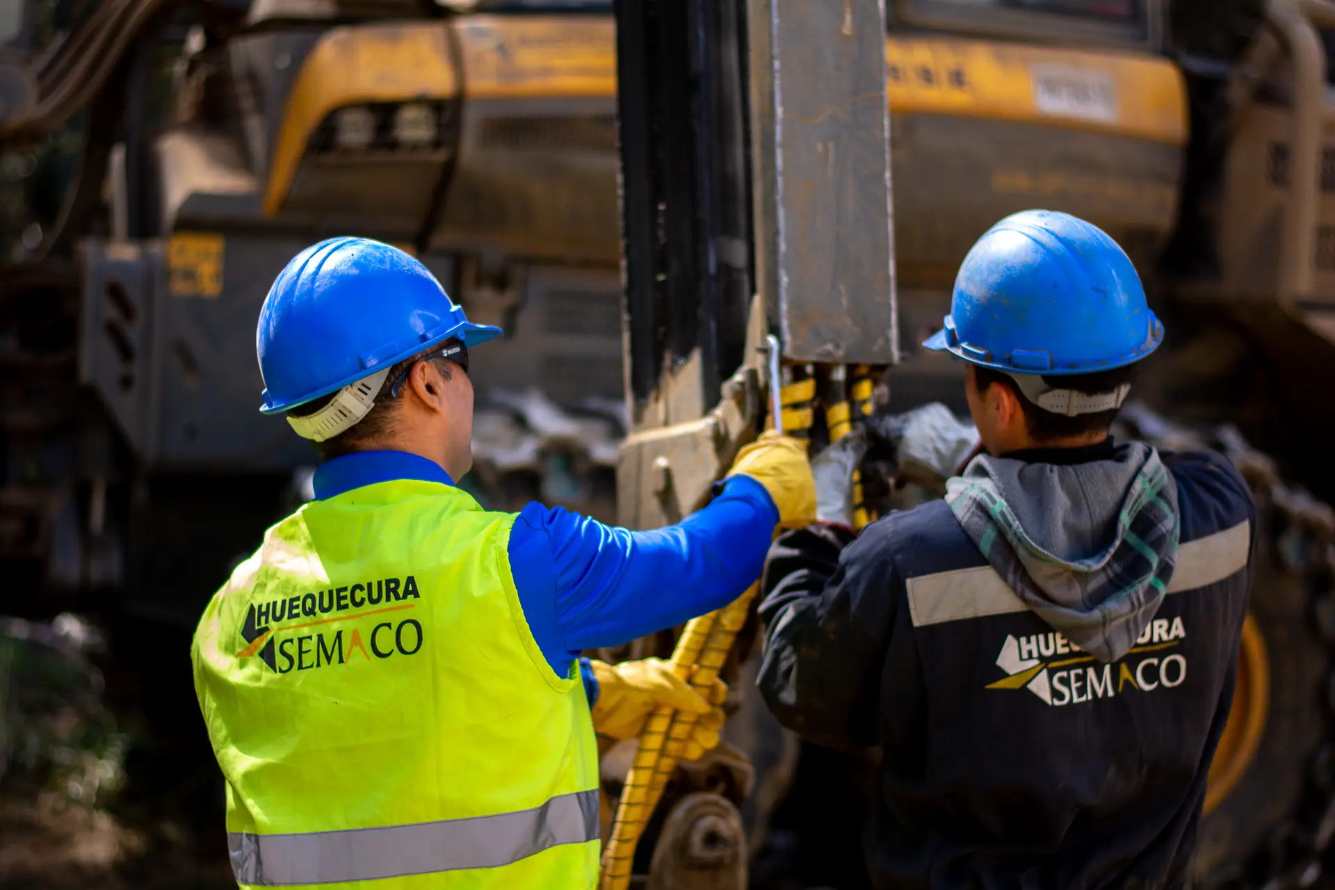 Equipo de Huequecura realizando mantenimiento en terreno