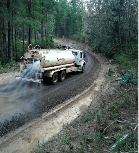 Camión aljibe recorriendo un camino forestal